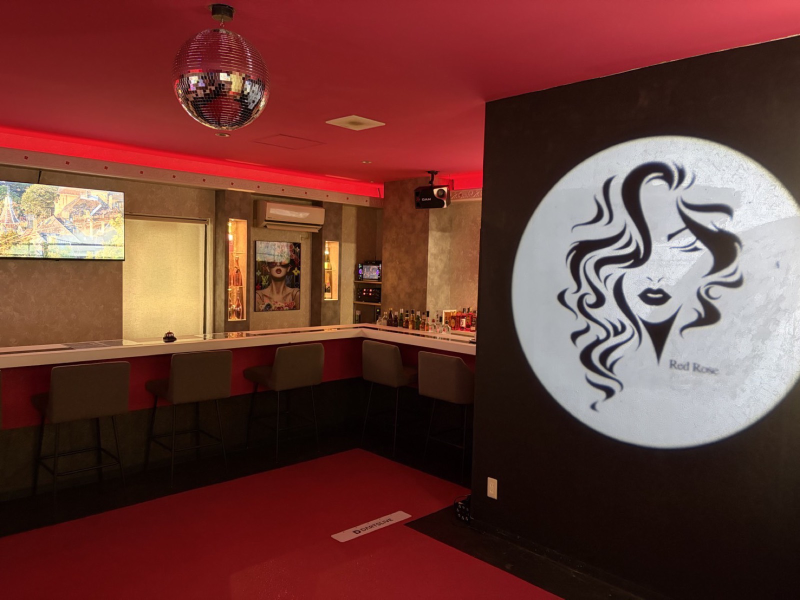 Red Rose 店内 — ロゴの投影とディスコボール、白いカウンター