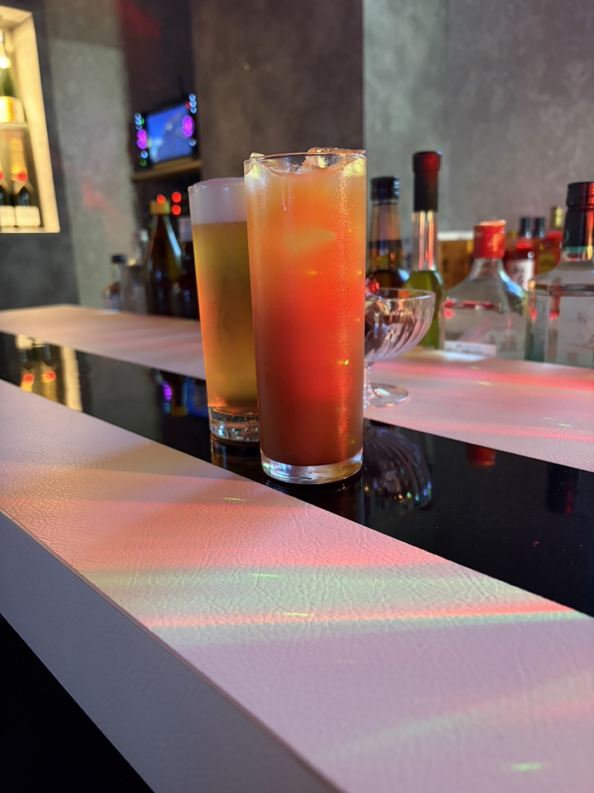 カウンターに置かれたカクテルとビール